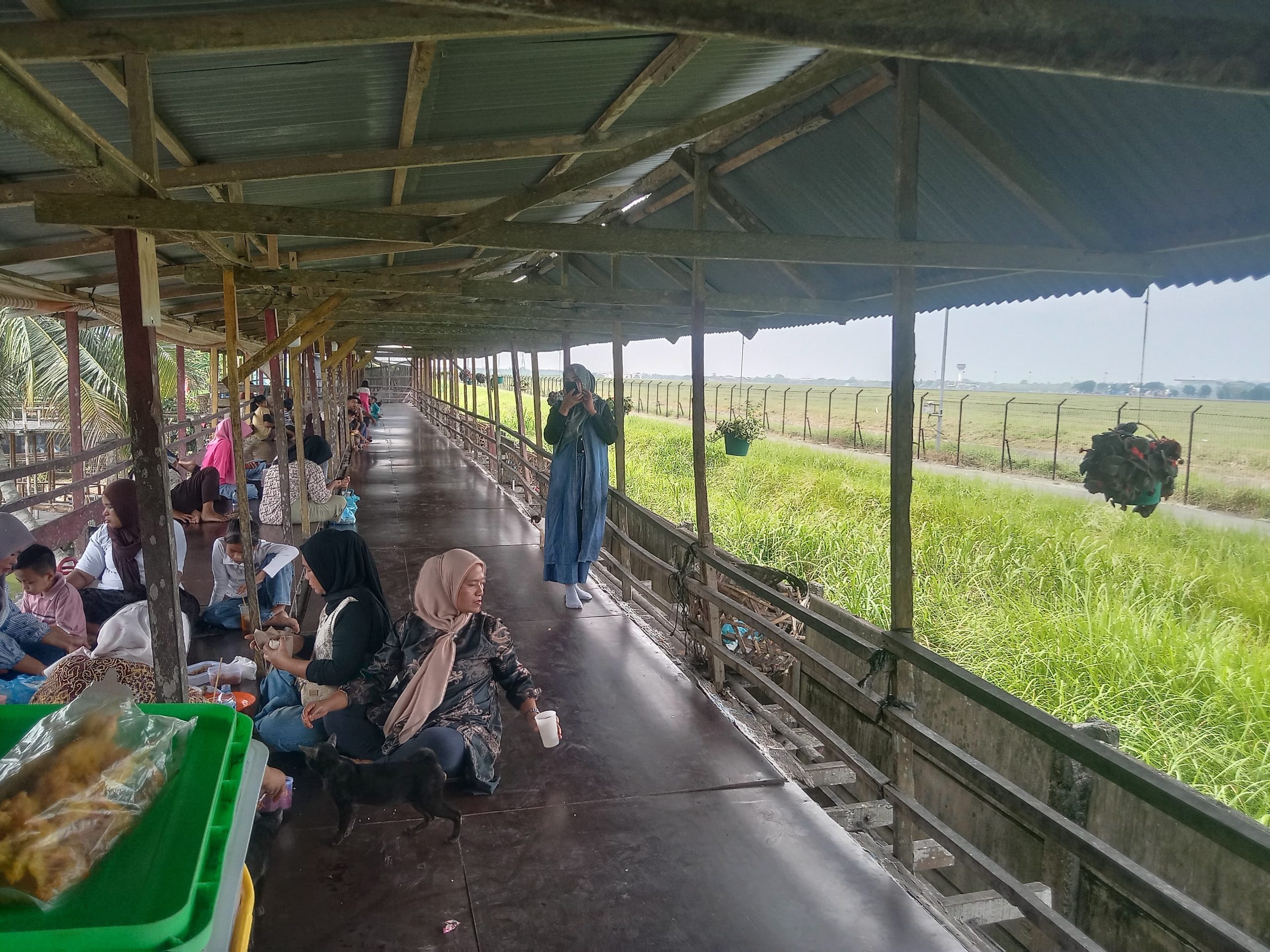 Nonton Pesawat Take Off Landing Cuma Rp 5 Ribu, Wisata Penatapan Tembung Tetap Ramai