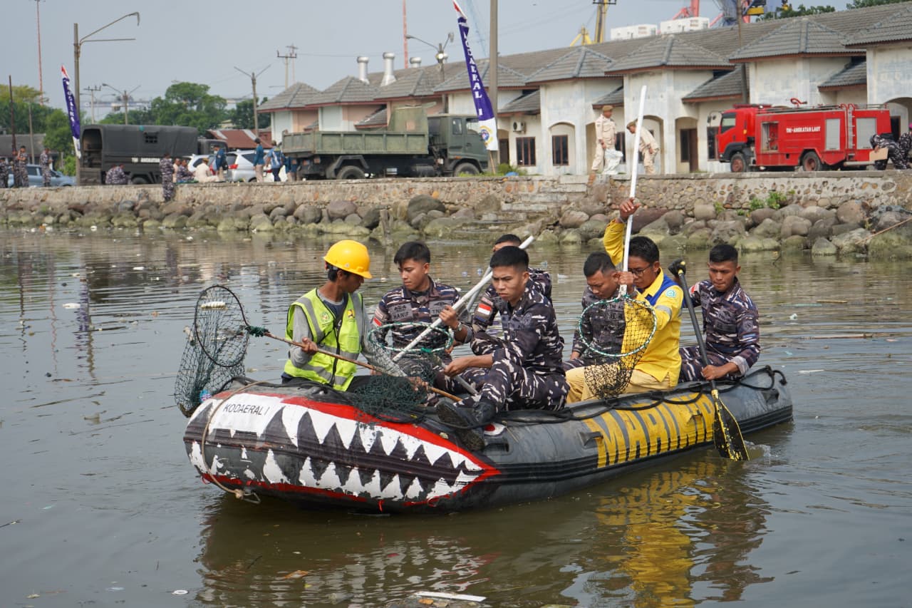 HUT TNI AL: Kodaeral I Ajak Warga Jaga Kebersihan Pesisir Pantai Olo