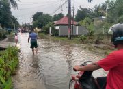 Banjir Lagi! Pengendara di Jalan Jati Sunggal Kesulitan Melintas