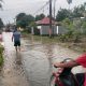 Banjir Lagi! Pengendara di Jalan Jati Sunggal Kesulitan Melintas