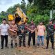 Camat Linggabayu Pimpin pengangkatan batang Kayu di Desa Sikumbu