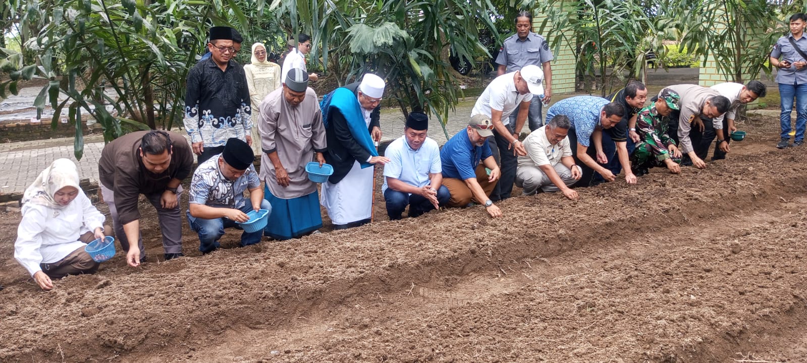 Sugiat Santoso Apresiasi Pesantren Al-Hidayah : Menjalankan Tugas Negara dalam Bidang Ketahanan Pangan 1 Sugiat Santoso Apresiasi Pesantren Al-Hidayah : Menjalankan Tugas Negara dalam Bidang Ketahanan Pangan