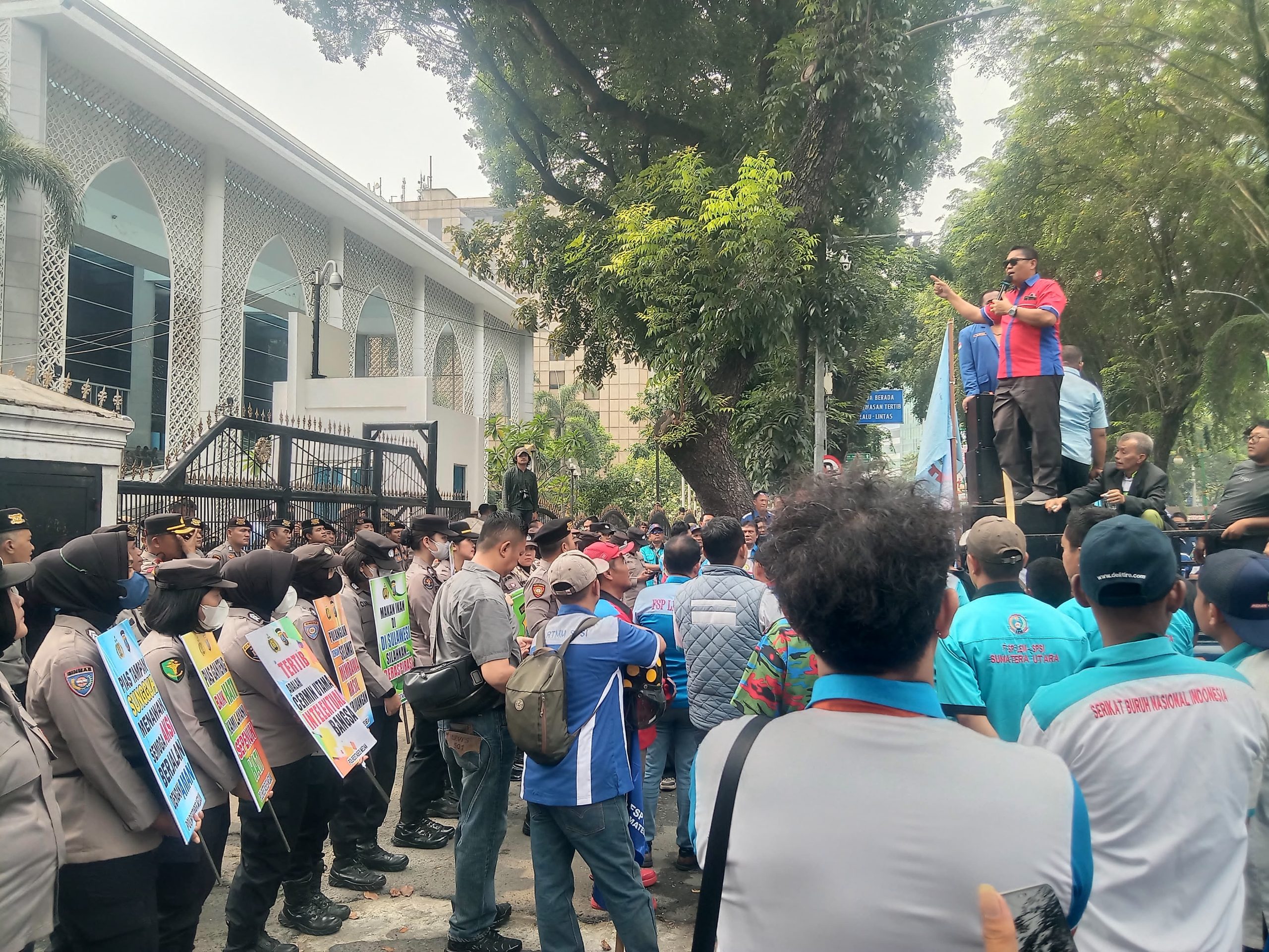 Seribu Buruh Geruduk DPRD Sumut, Soroti Upah di Bawah Rp2 Juta dan Tolak RUU Ketenagakerjaan