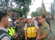 Tinjau Drainase Gaperta, Rico Waas Soroti Tiang PLN di Tengah Jalur: Harus Digesaer!