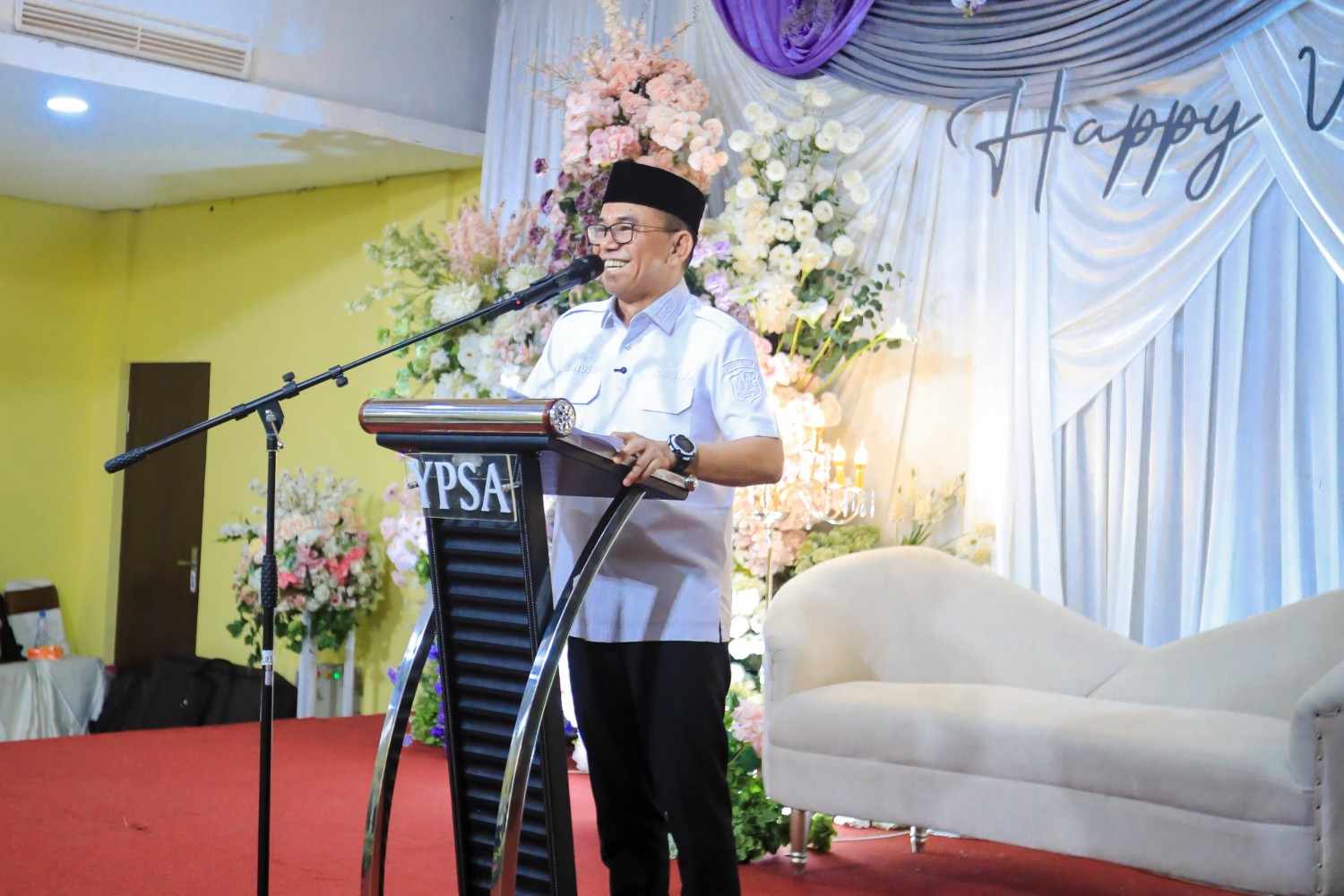 Nikah Massal 23 Pasangan di Medan, Zakiyuddin Harahap Serahkan Buku Nikah dan Tambahan Uang Saku