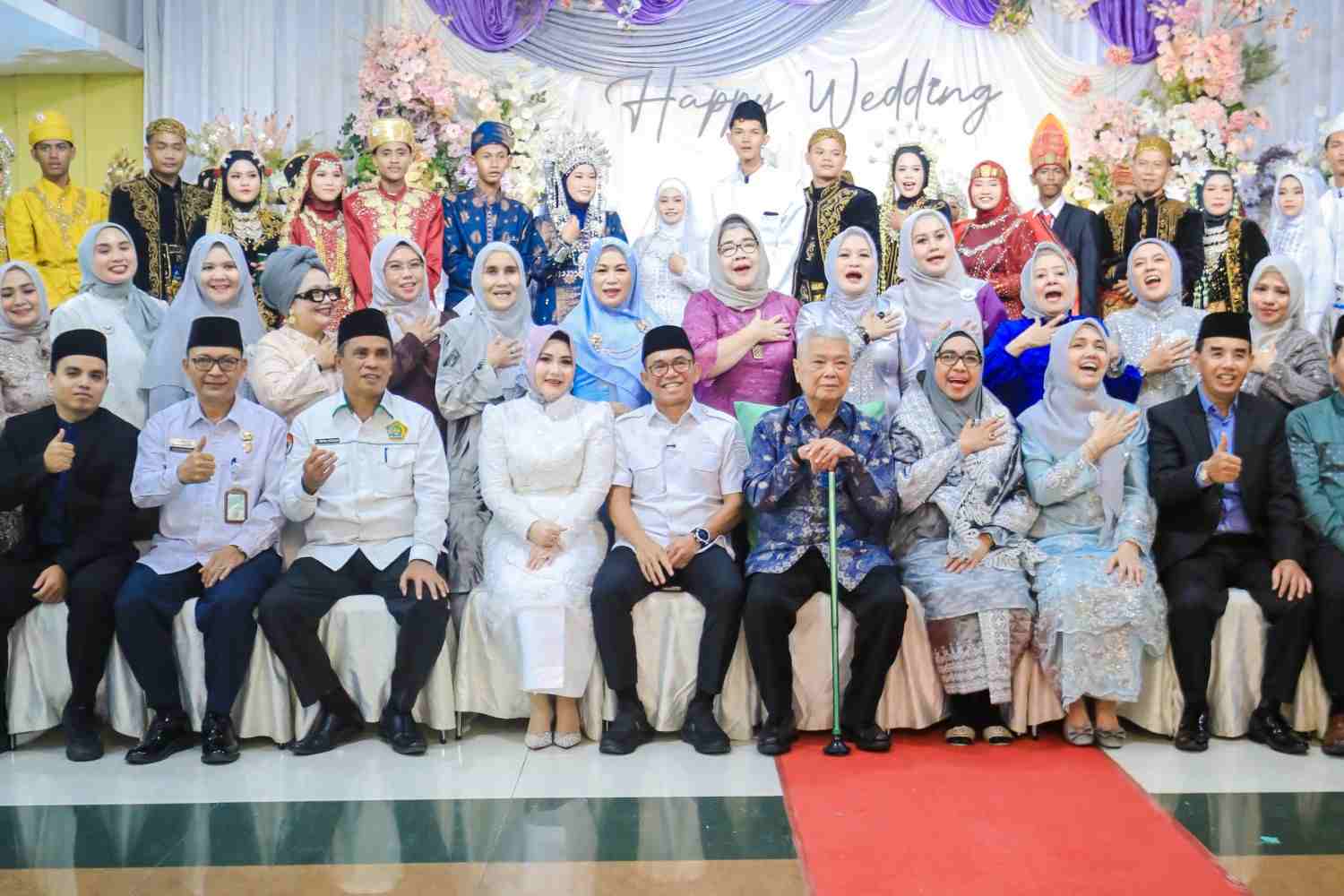 Nikah Massal 23 Pasangan di Medan, Zakiyuddin Harahap Serahkan Buku Nikah dan Tambahan Uang Saku 2 Nikah Massal 23 Pasangan di Medan, Zakiyuddin Harahap Serahkan Buku Nikah dan Tambahan Uang Saku