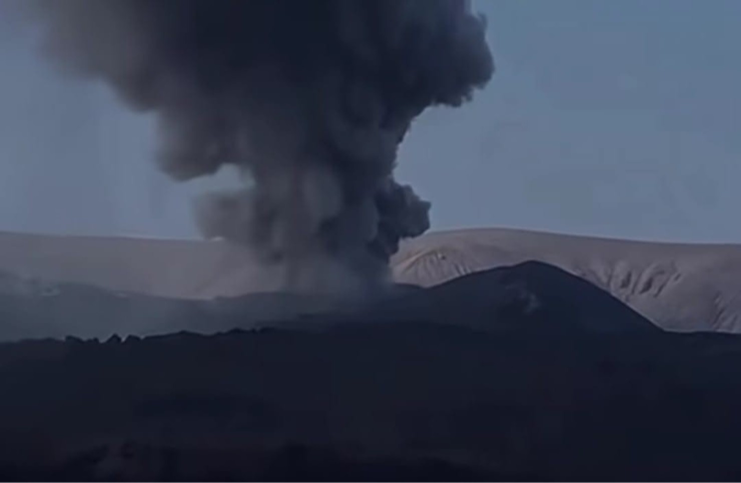 Gunung Anak Krakatau Kembali Siaga, Radius 5 Km Ditutup dan Ancaman Erupsi Jadi Perhatian