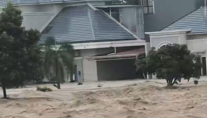 Banjir Bandang Terjang Padang, Warga Lumin Park Buka Rumah untuk Pengungsian di Lantai Dua