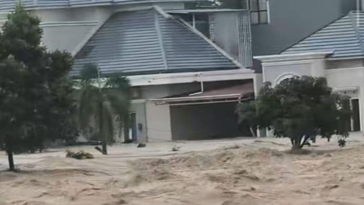 Banjir Bandang Terjang Padang, Warga Lumin Park Buka Rumah untuk Pengungsian di Lantai Dua