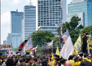 Demo Belum Usai! Mahasiswa Lepas Almamater di Tugu Tani, Ancam Aksi Lebih Besar 28 Oktober 2 Demo Belum Usai! Mahasiswa Lepas Almamater di Tugu Tani, Ancam Aksi Lebih Besar 28 Oktober