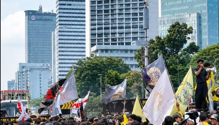 Demo Belum Usai! Mahasiswa Lepas Almamater di Tugu Tani, Ancam Aksi Lebih Besar 28 Oktober