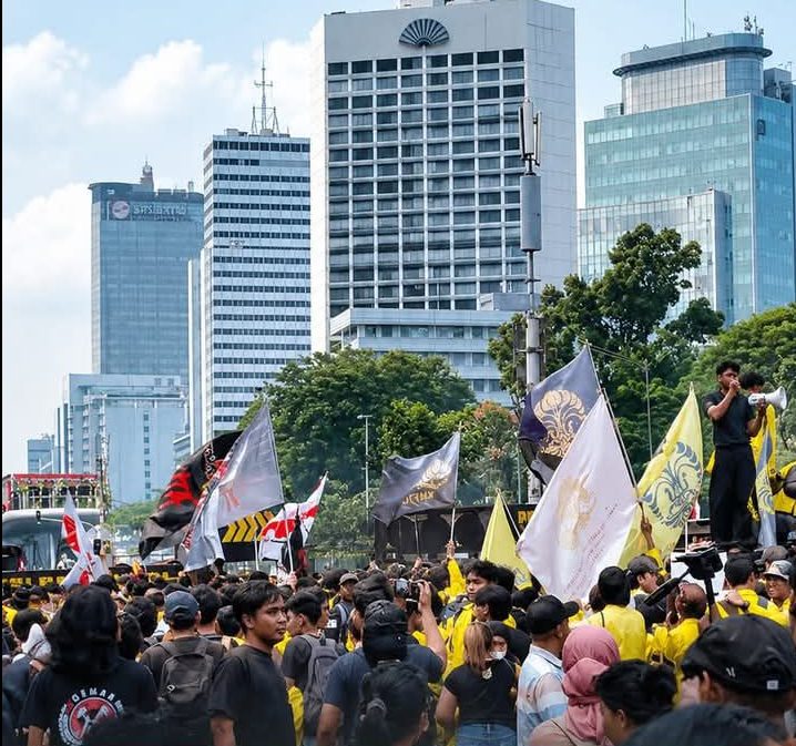 Demo Belum Usai! Mahasiswa Lepas Almamater di Tugu Tani, Ancam Aksi Lebih Besar 28 Oktober