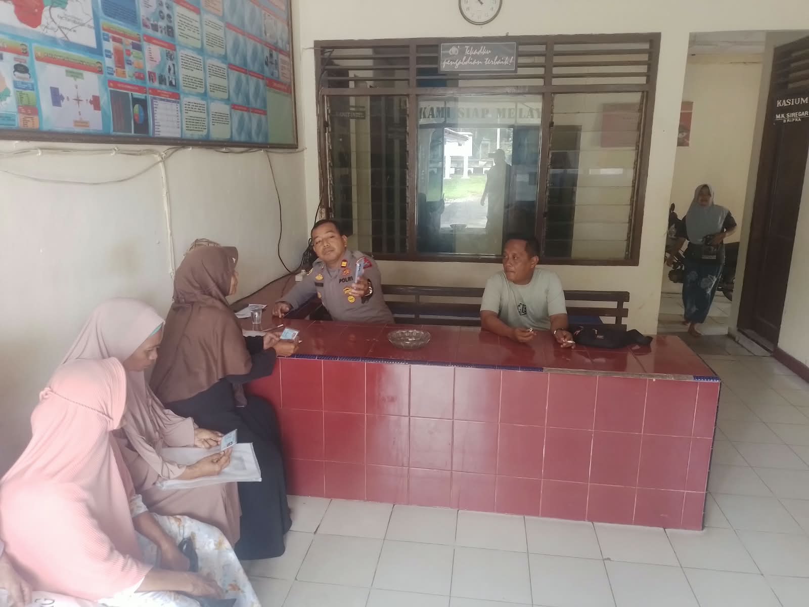 Kapolsek Siabu Turun Langsung Layani Pendaftaran Perlinsos, Wujud Pelayanan Humanis dan Responsif 2 Kapolsek Siabu Turun Langsung Layani Pendaftaran Perlinsos, Wujud Pelayanan Humanis dan Responsif