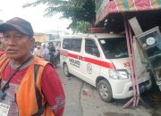 Ambulans Hilang Kendali di Medan Denai, Stelling Rumah Makan Ringsek dan Bikin Macet