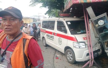 Ambulans Hilang Kendali di Medan Denai, Stelling Rumah Makan Ringsek dan Bikin Macet