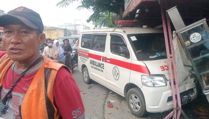 Ambulans Hilang Kendali di Medan Denai, Stelling Rumah Makan Ringsek dan Bikin Macet