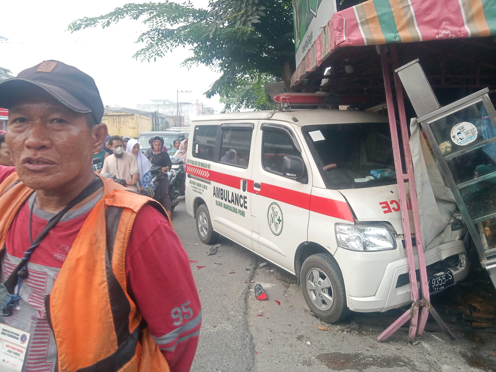Ambulans Hilang Kendali di Medan Denai, Stelling Rumah Makan Ringsek dan Bikin Macet