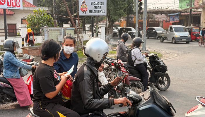 Ombudsman Sumut Bagikan Ratusan Masker Gratis Kepada Pengendara di Tengah Terpaan Kabut Asap Karhutla