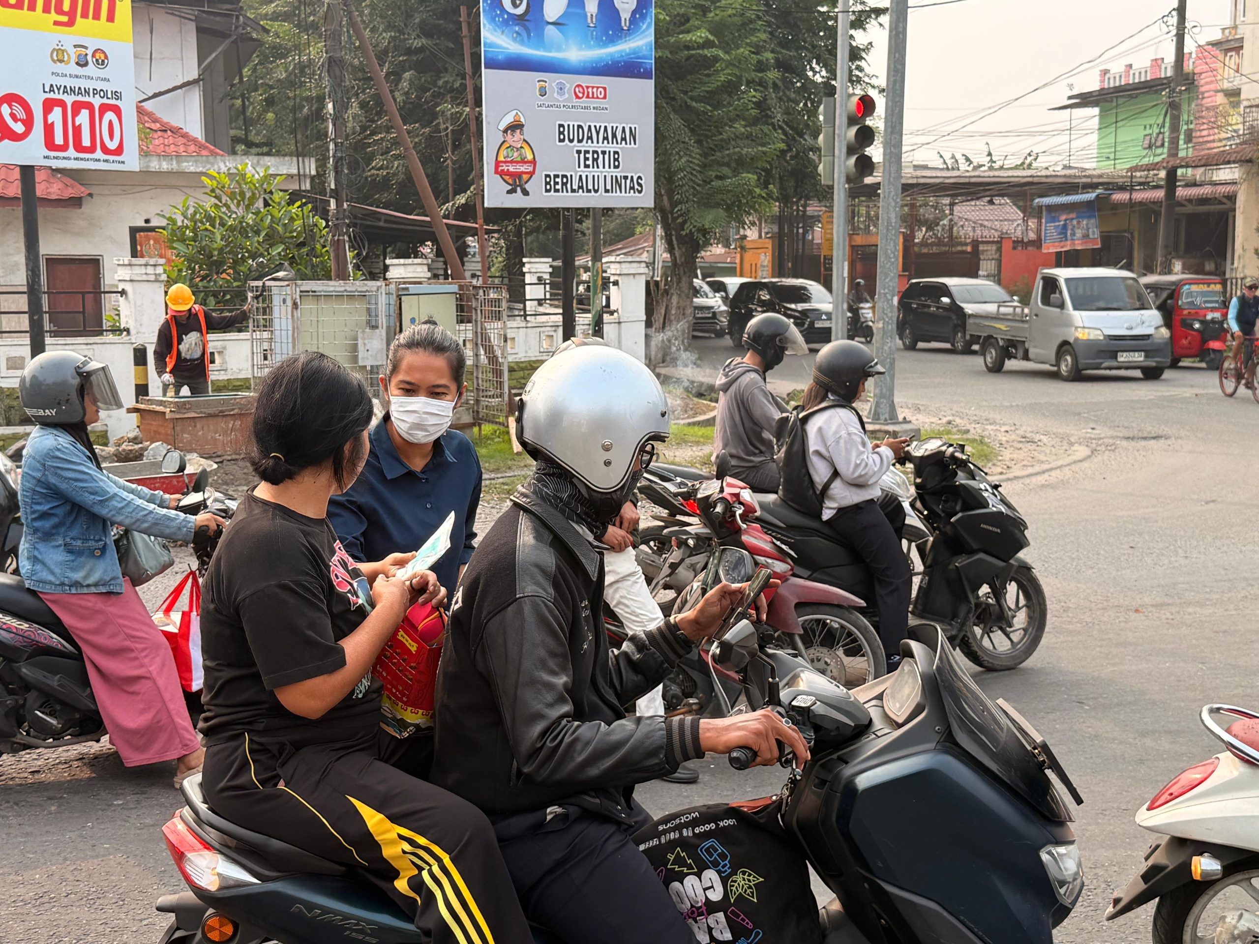 Ombudsman Sumut Bagikan Ratusan Masker Gratis Kepada Pengendara di Tengah Terpaan Kabut Asap Karhutla