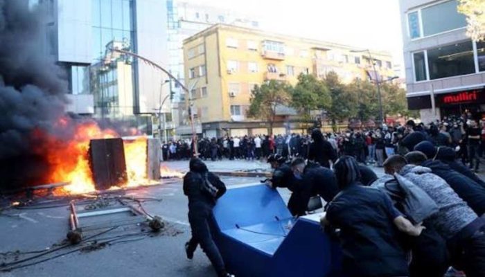 Bentrokan Mahasiswa Guncang Albania, Gedung Pemerintah dan Bank Terbakar, Tuntutan Mundur PM Menguat