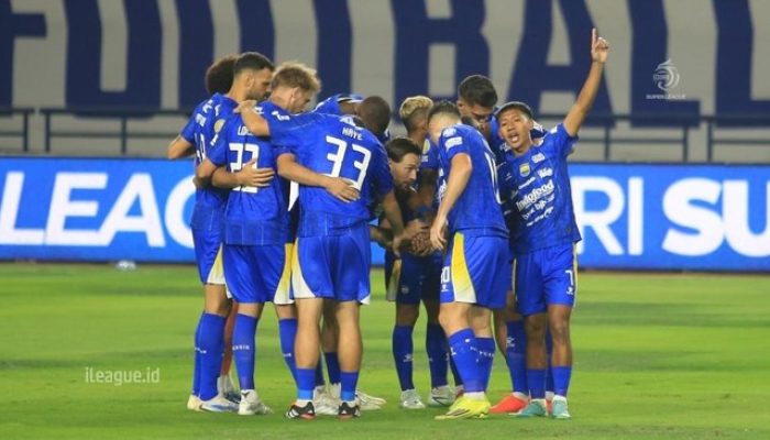 Penalti Peralta Antar Persib ke Puncak Grup E, Dua Kartu Merah Warnai Kemenangan atas Viettel