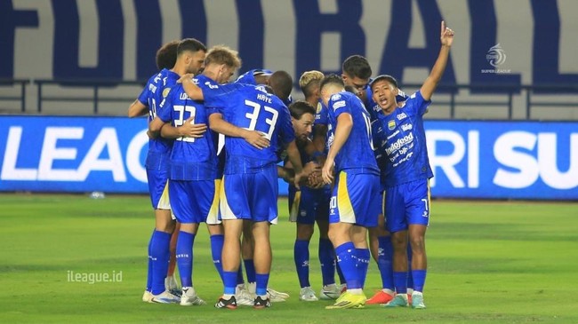 Penalti Peralta Antar Persib ke Puncak Grup E, Dua Kartu Merah Warnai Kemenangan atas Viettel